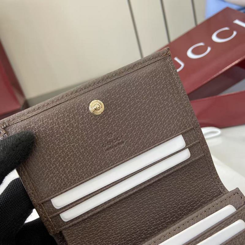 Ophidia系列亮眼呈獻(xiàn)新穎廓形與實(shí)用功能性設(shè)計(jì)，以標(biāo)志性米色和棕色配色匠心演