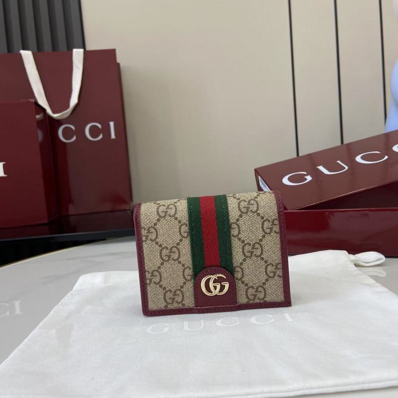 Ophidia系列亮眼呈獻新穎廓形與實用功能性設計，以標志性米色和棕色配色匠心演