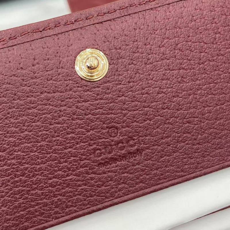 Ophidia系列亮眼呈獻新穎廓形與實用功能性設計，以標志性米色和棕色配色匠心演