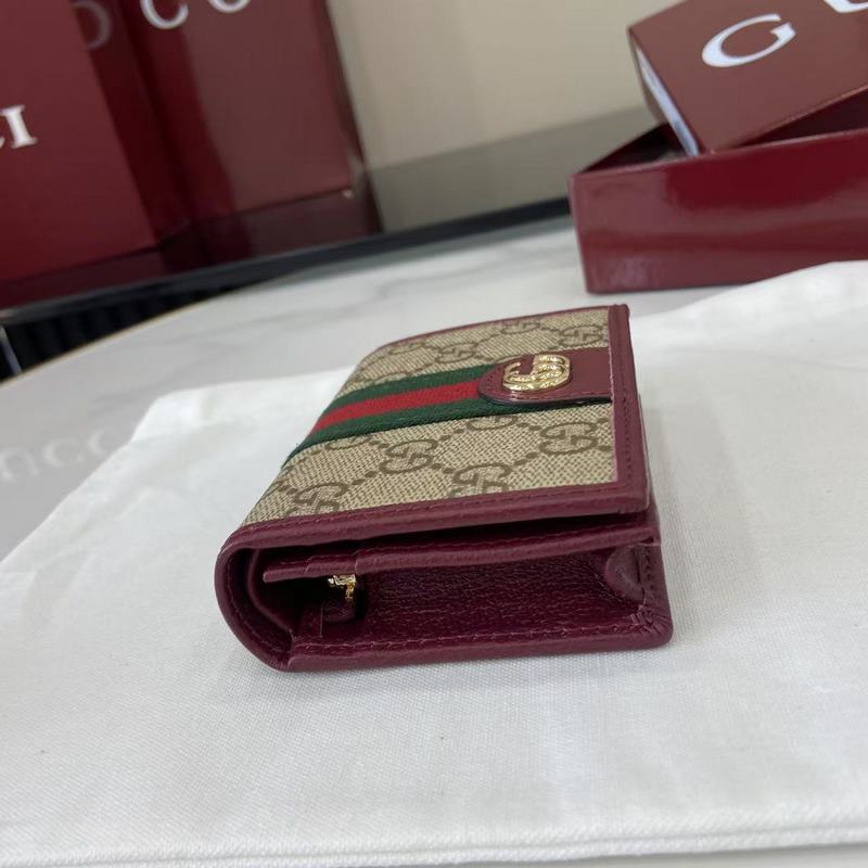 Ophidia系列亮眼呈獻新穎廓形與實用功能性設計，以標志性米色和棕色配色匠心演