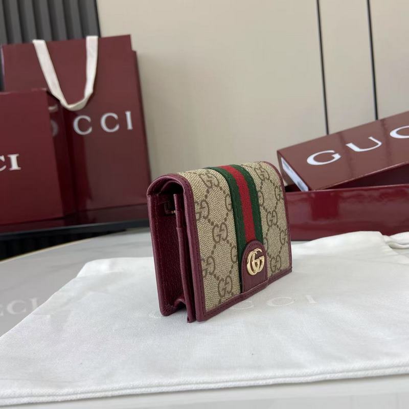 Ophidia系列亮眼呈獻新穎廓形與實用功能性設計，以標志性米色和棕色配色匠心演