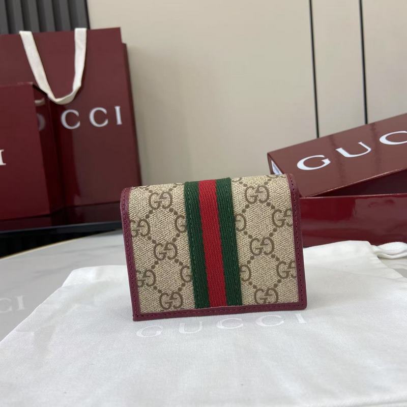 Ophidia系列亮眼呈獻新穎廓形與實用功能性設計，以標志性米色和棕色配色匠心演