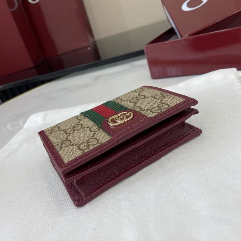 Ophidia系列亮眼呈獻新穎廓形與實用功能性設計，以標志性米色和棕色配色匠心演