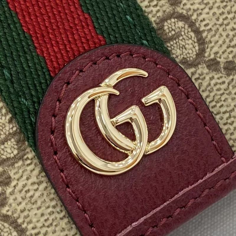 Ophidia系列亮眼呈獻新穎廓形與實用功能性設計，以標志性米色和棕色配色匠心演