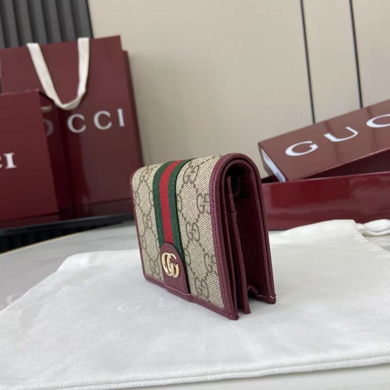 Ophidia系列亮眼呈獻新穎廓形與實用功能性設計，以標志性米色和棕色配色匠心演