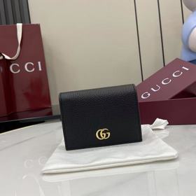 此款GG Marmont系列小號錢包內裡采用撞色設計，增添亮眼新意。挺括包身造型