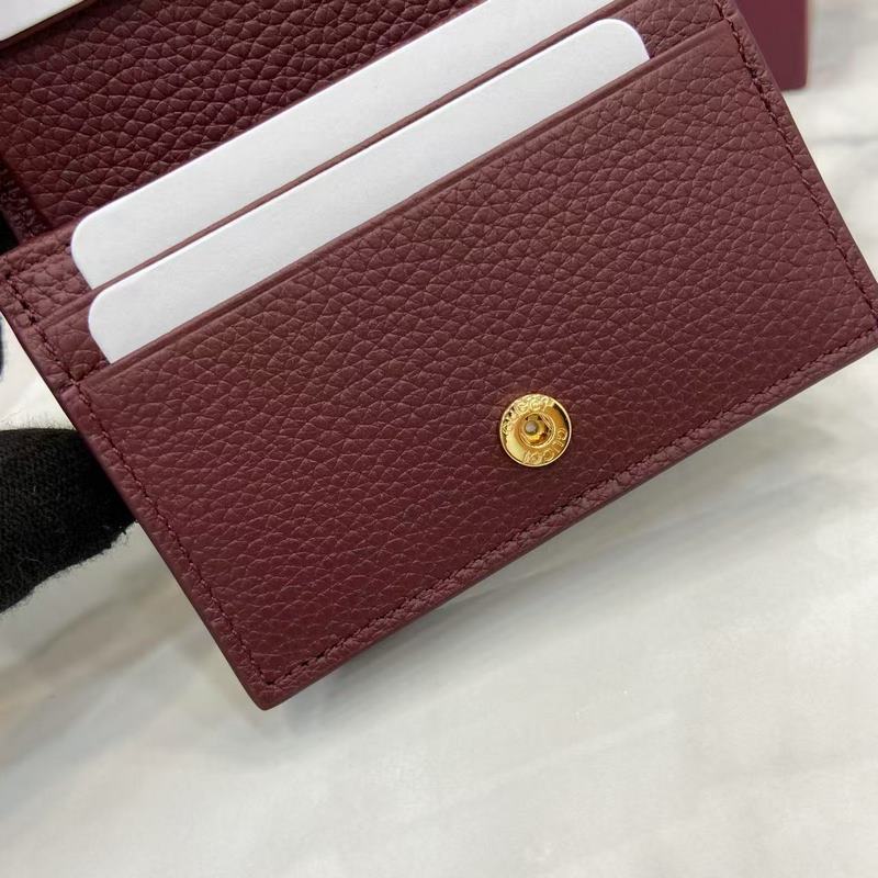 此款GG Marmont系列小號錢包內裡采用撞色設計，增添亮眼新意。挺括包身造型