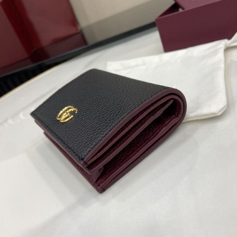 此款GG Marmont系列小號錢包內裡采用撞色設計，增添亮眼新意。挺括包身造型