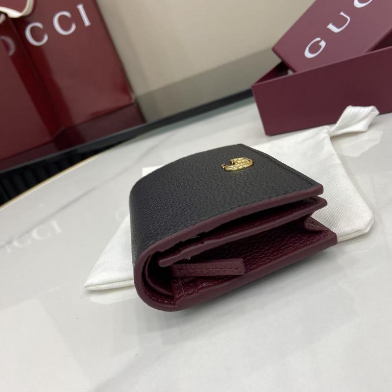 此款GG Marmont系列小號錢包內裡采用撞色設計，增添亮眼新意。挺括包身造型