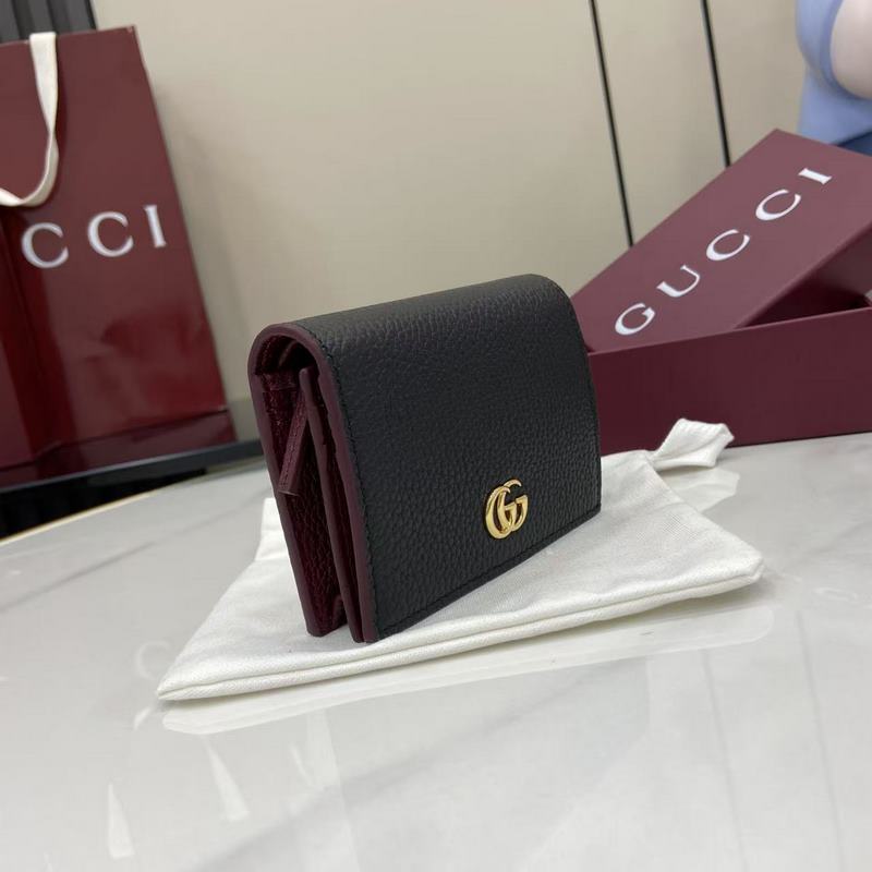 此款GG Marmont系列小號錢包內裡采用撞色設計，增添亮眼新意。挺括包身造型