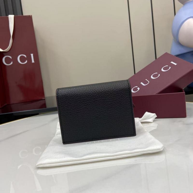 此款GG Marmont系列小號錢包內裡采用撞色設計，增添亮眼新意。挺括包身造型