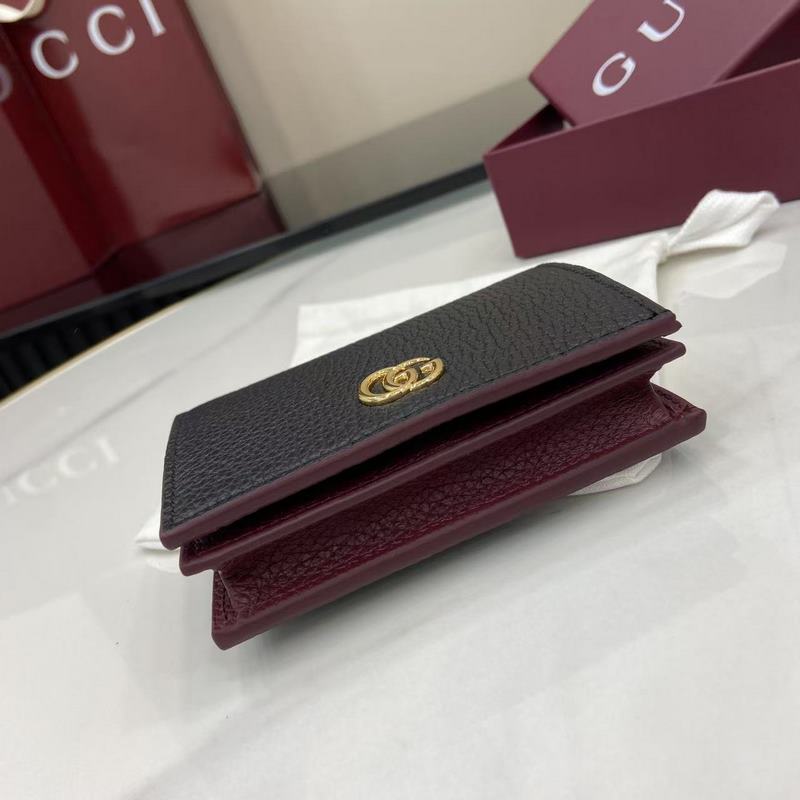 此款GG Marmont系列小號錢包內裡采用撞色設計，增添亮眼新意。挺括包身造型