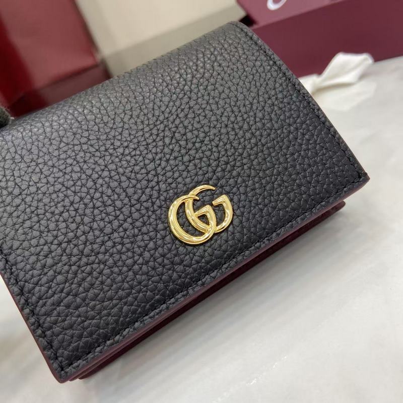 此款GG Marmont系列小號錢包內裡采用撞色設計，增添亮眼新意。挺括包身造型