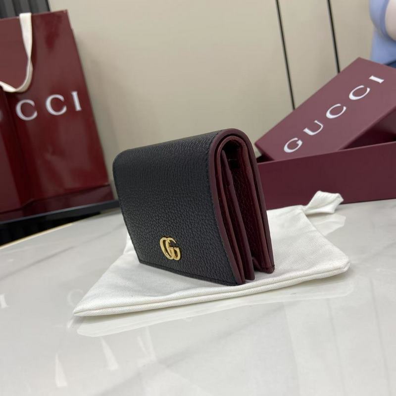 此款GG Marmont系列小號錢包內裡采用撞色設計，增添亮眼新意。挺括包身造型