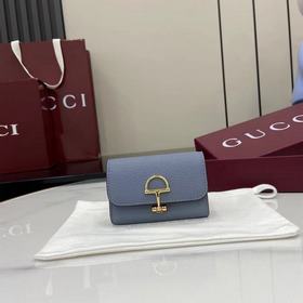 Gucci延續品牌深厚傳承，深化與馬術本源的聯結。半馬銜扣圖案化身為開合細節，為