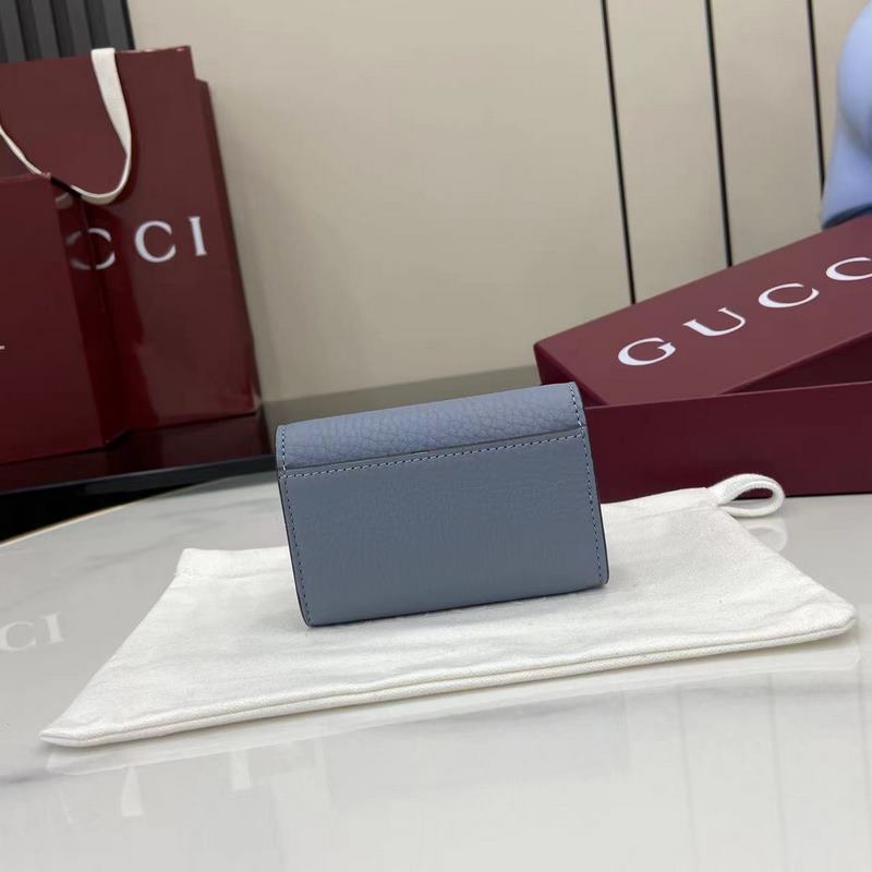 Gucci延續(xù)品牌深厚傳承，深化與馬術本源的聯(lián)結。半馬銜扣圖案化身為開合細節(jié)，為