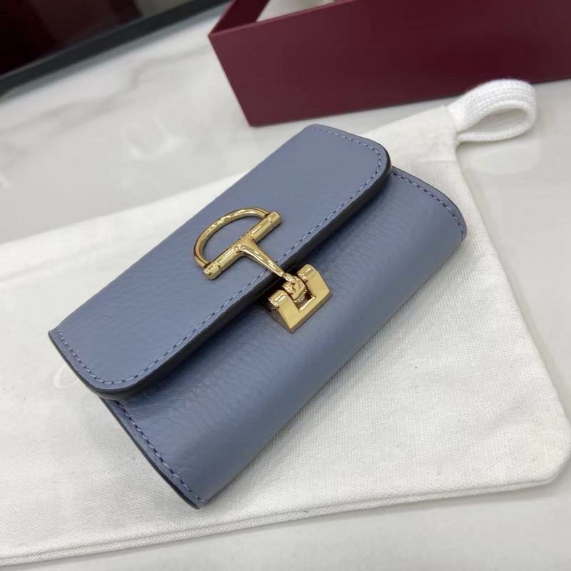 Gucci延續(xù)品牌深厚傳承，深化與馬術本源的聯(lián)結。半馬銜扣圖案化身為開合細節(jié)，為