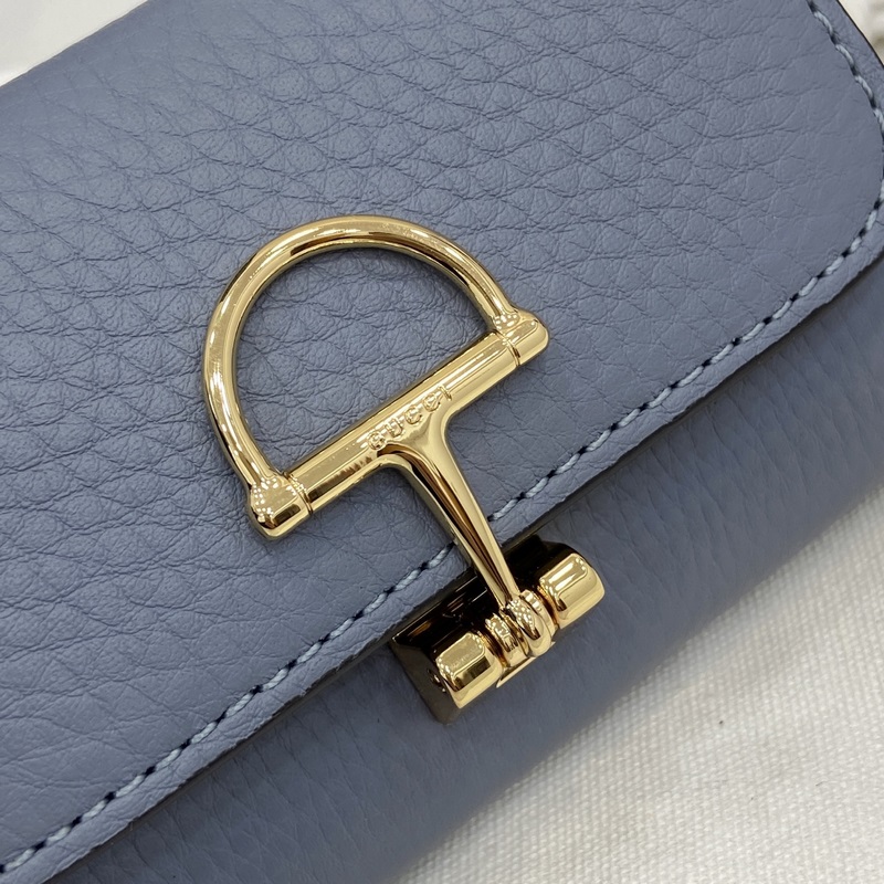 Gucci延續(xù)品牌深厚傳承，深化與馬術本源的聯(lián)結。半馬銜扣圖案化身為開合細節(jié)，為