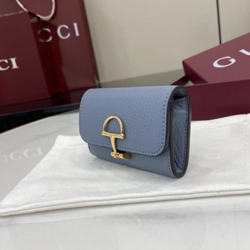 Gucci延續(xù)品牌深厚傳承，深化與馬術本源的聯(lián)結。半馬銜扣圖案化身為開合細節(jié)，為