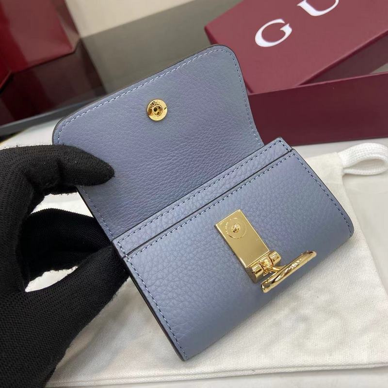 Gucci延續(xù)品牌深厚傳承，深化與馬術本源的聯(lián)結。半馬銜扣圖案化身為開合細節(jié)，為