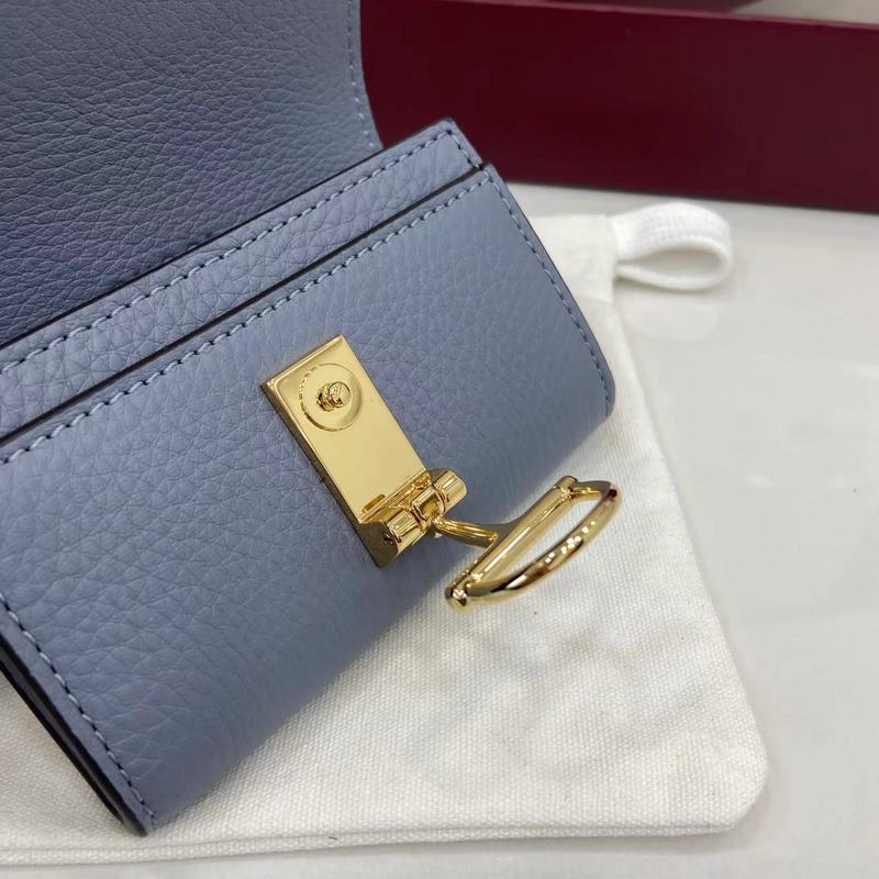 Gucci延續(xù)品牌深厚傳承，深化與馬術本源的聯(lián)結。半馬銜扣圖案化身為開合細節(jié)，為