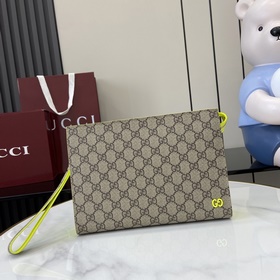 這款手拿包是2026早秋系列的一款力作。此單品以GG Supreme帆布匠心打造