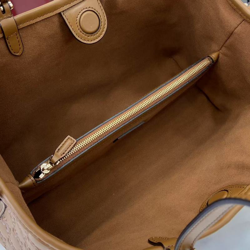 GG Emblem系列煥新詮釋品牌的雋永優雅風範和精湛工藝。這款小號托特包以棕色