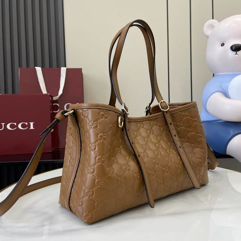 GG Emblem系列煥新詮釋品牌的雋永優雅風範和精湛工藝。這款小號托特包以棕色