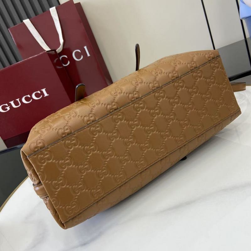 GG Emblem系列煥新詮釋品牌的雋永優雅風範和精湛工藝。這款小號托特包以棕色