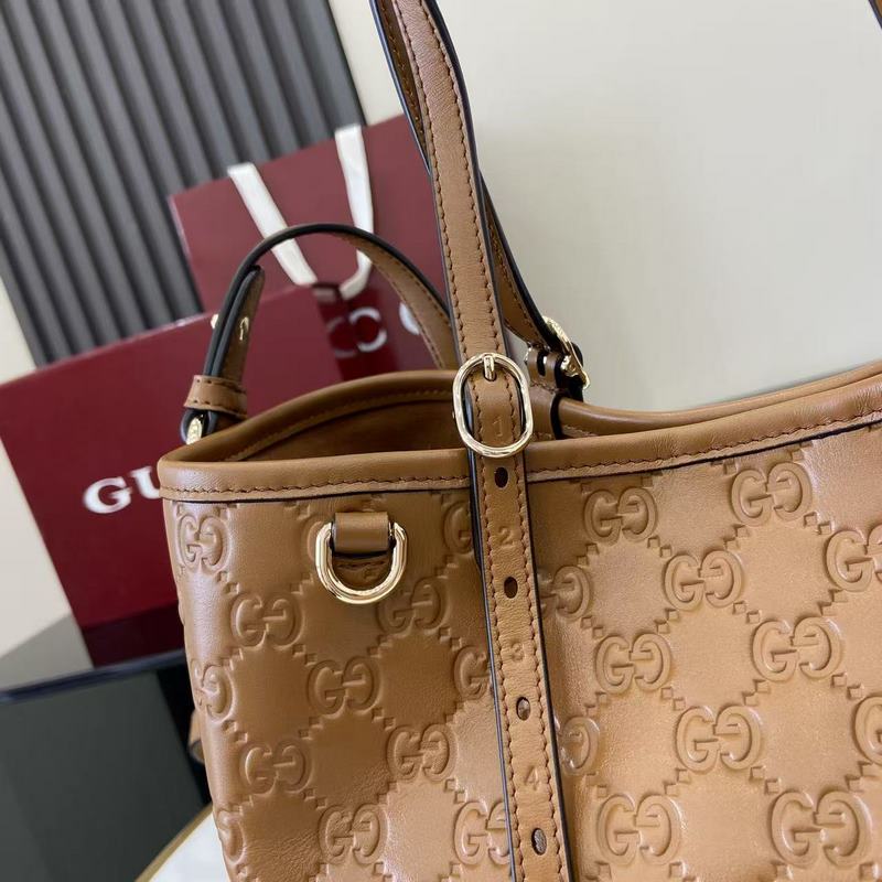 GG Emblem系列煥新詮釋品牌的雋永優雅風範和精湛工藝。這款小號托特包以棕色