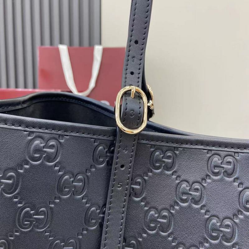 全新GG Emblem系列煥新詮釋品牌的雋永優雅風範和精湛工藝。這款托特包配有一