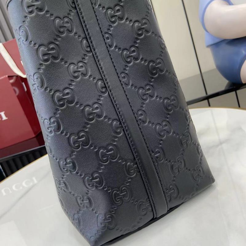 全新GG Emblem系列煥新詮釋品牌的雋永優雅風範和精湛工藝。這款托特包配有一