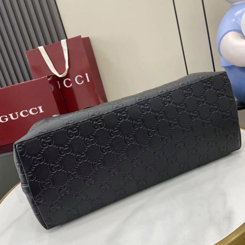 全新GG Emblem系列煥新詮釋品牌的雋永優雅風範和精湛工藝。這款托特包配有一