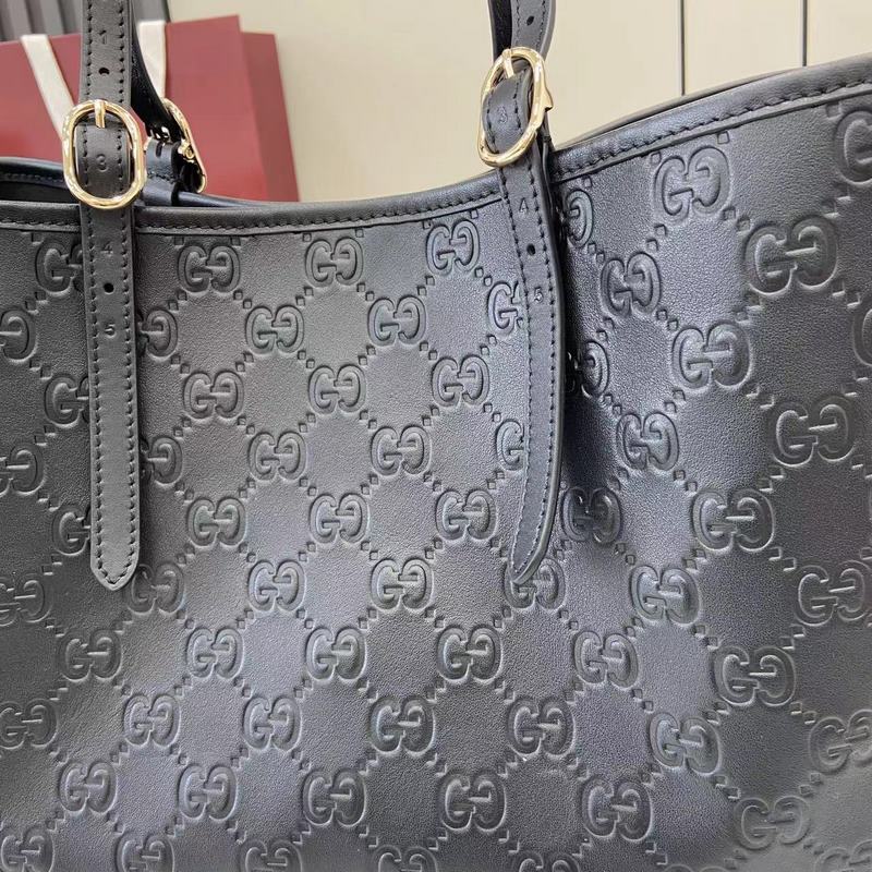 全新GG Emblem系列煥新詮釋品牌的雋永優雅風範和精湛工藝。這款托特包配有一