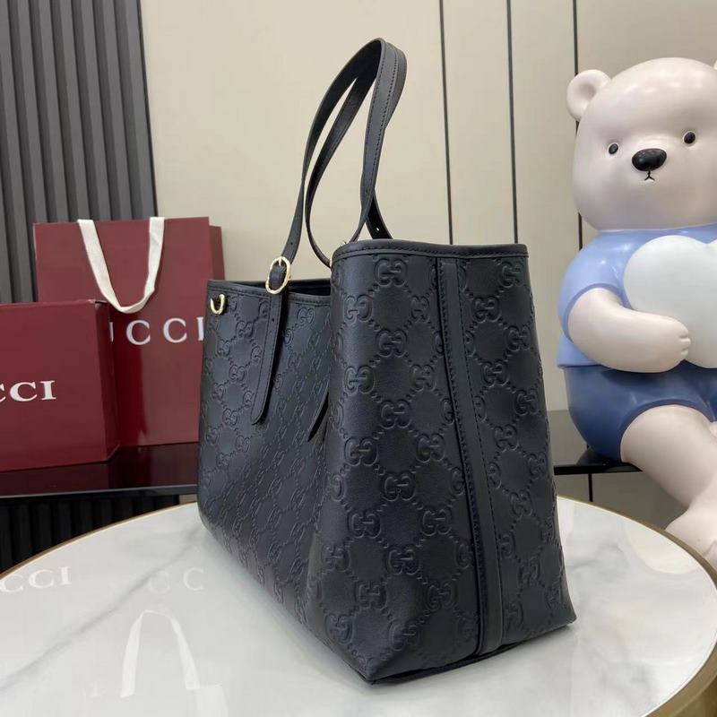 全新GG Emblem系列煥新詮釋品牌的雋永優雅風範和精湛工藝。這款托特包配有一