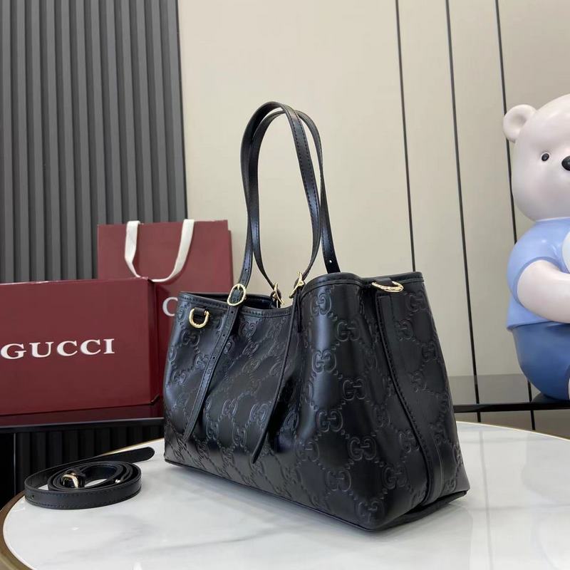 GG Emblem系列煥新詮釋品牌的雋永優(yōu)雅風(fēng)範和精湛工藝。這款小號托特包以淺粉