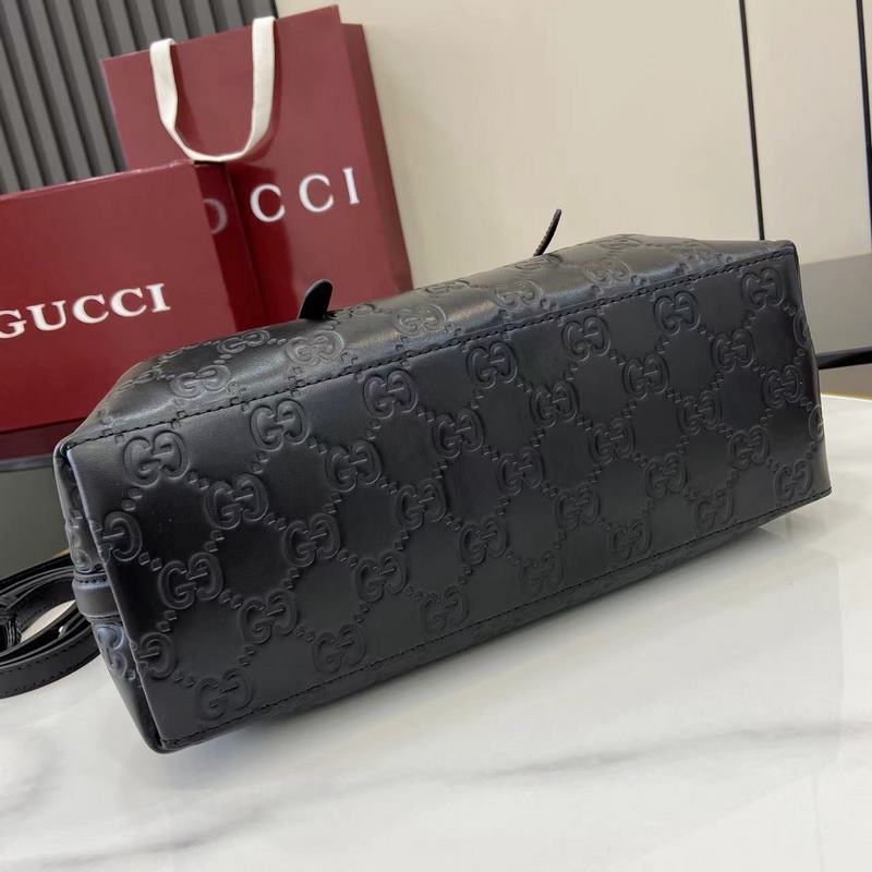 GG Emblem系列煥新詮釋品牌的雋永優(yōu)雅風(fēng)範和精湛工藝。這款小號托特包以淺粉