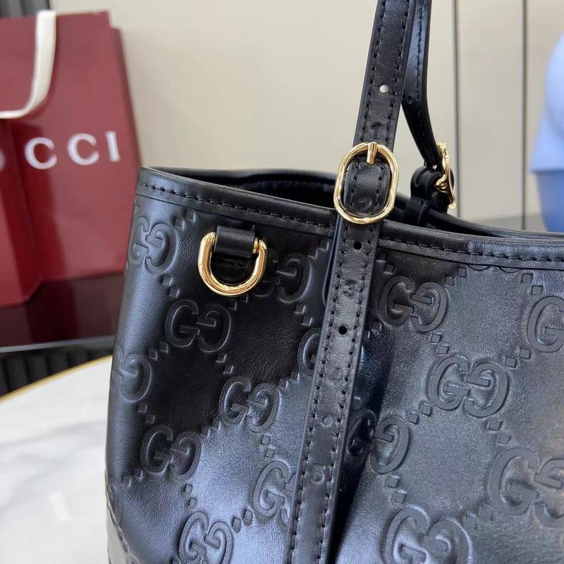 GG Emblem系列煥新詮釋品牌的雋永優(yōu)雅風(fēng)範和精湛工藝。這款小號托特包以淺粉