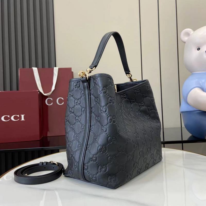 GG Emblem系列煥新詮釋品牌的雋永優(yōu)雅風(fēng)範(fàn)和精湛工藝。這款水桶包采用織帶棉