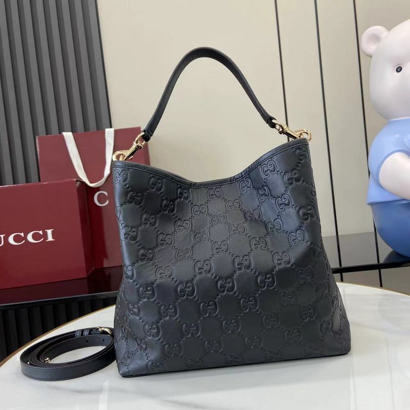 GG Emblem系列煥新詮釋品牌的雋永優(yōu)雅風(fēng)範(fàn)和精湛工藝。這款水桶包采用織帶棉