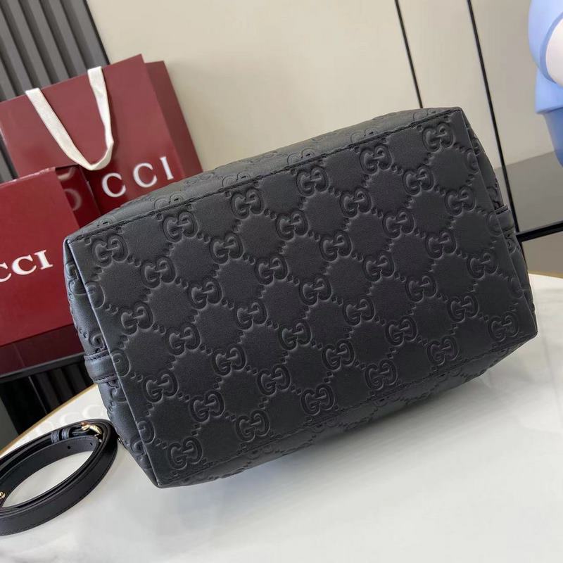 GG Emblem系列煥新詮釋品牌的雋永優(yōu)雅風(fēng)範(fàn)和精湛工藝。這款水桶包采用織帶棉