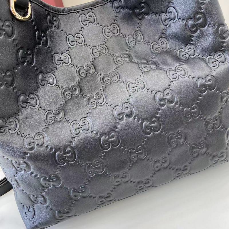 GG Emblem系列煥新詮釋品牌的雋永優(yōu)雅風(fēng)範(fàn)和精湛工藝。這款水桶包采用織帶棉