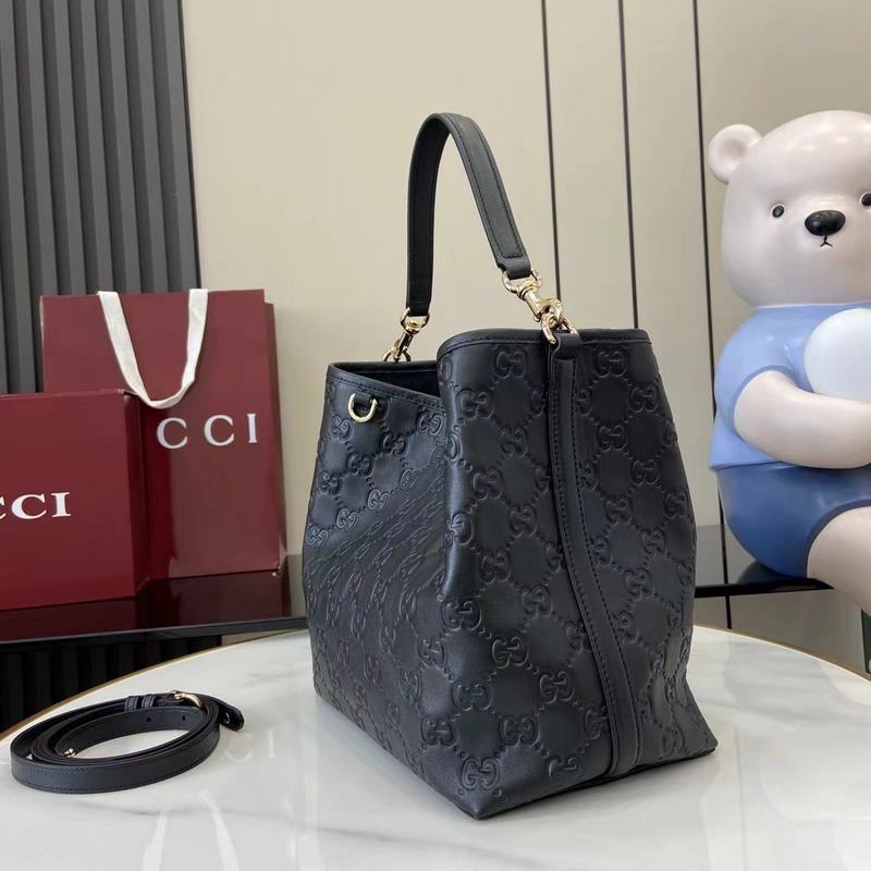 GG Emblem系列煥新詮釋品牌的雋永優(yōu)雅風(fēng)範(fàn)和精湛工藝。這款水桶包采用織帶棉