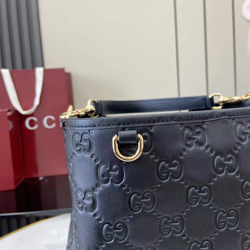 GG Emblem系列煥新詮釋品牌的雋永優(yōu)雅風(fēng)範(fàn)和精湛工藝。這款水桶包采用織帶棉