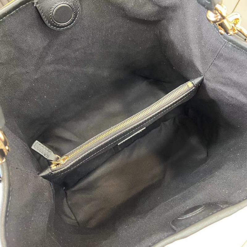 GG Emblem系列煥新詮釋品牌的雋永優(yōu)雅風(fēng)範(fàn)和精湛工藝。這款水桶包采用織帶棉