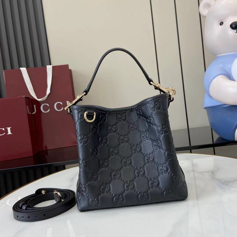 GG Emblem系列煥新詮釋品牌的雋永優雅風範和精湛工藝。這款水桶包采用織帶棉