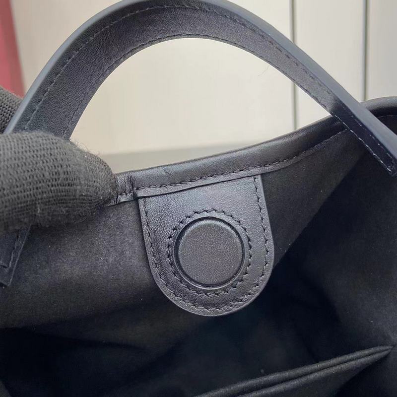 GG Emblem系列煥新詮釋品牌的雋永優雅風範和精湛工藝。這款水桶包采用織帶棉