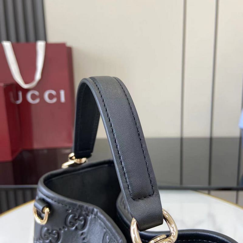 GG Emblem系列煥新詮釋品牌的雋永優雅風範和精湛工藝。這款水桶包采用織帶棉