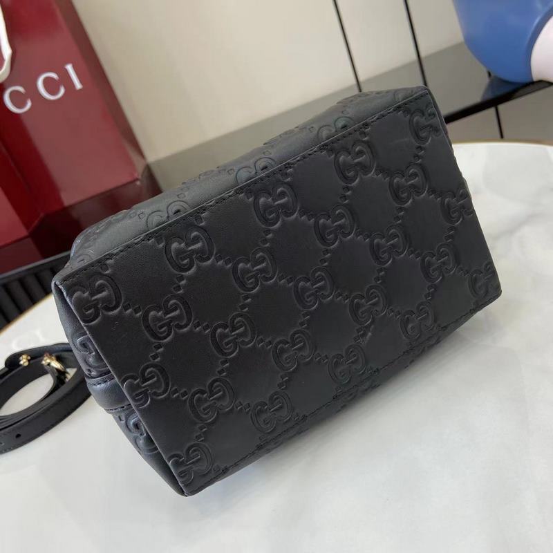 GG Emblem系列煥新詮釋品牌的雋永優雅風範和精湛工藝。這款水桶包采用織帶棉