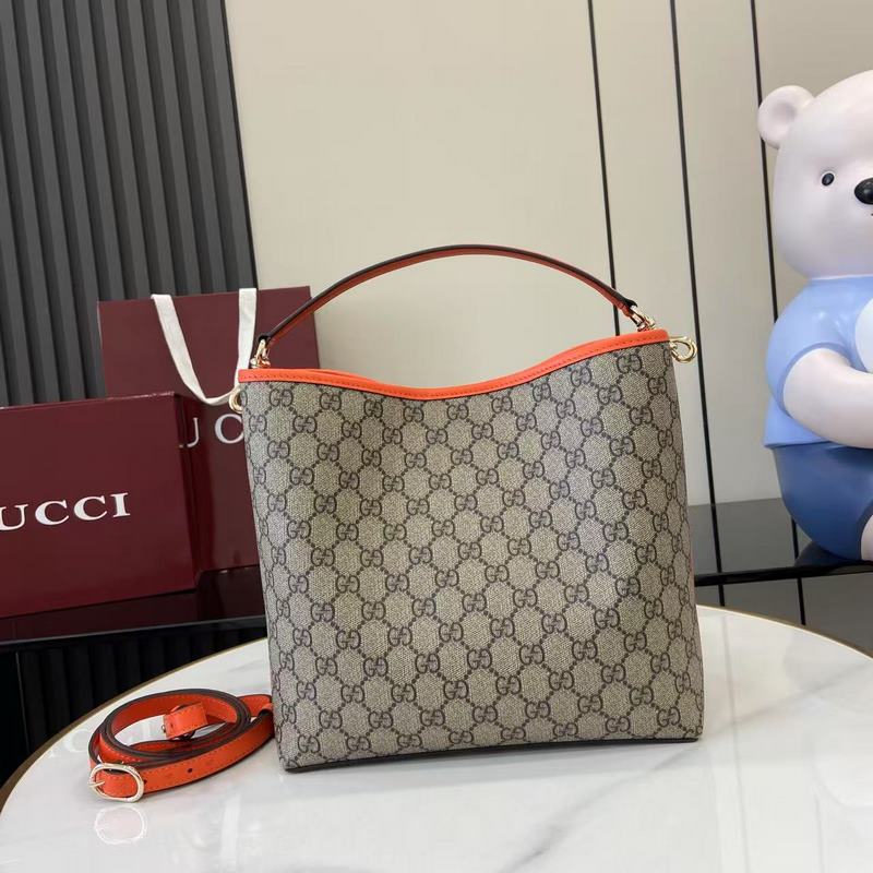 GG Emblem系列煥新詮釋品牌的雋永優(yōu)雅風範和精湛工藝。這款水桶包盡釋實用設